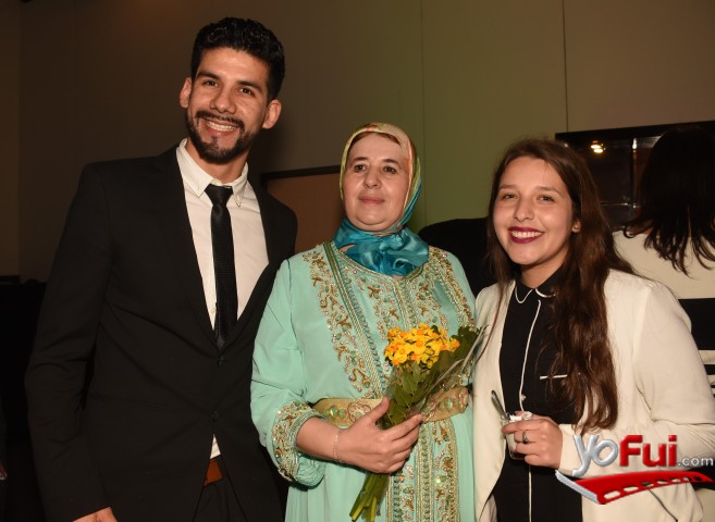 Jóvenes de la colonia saludan a la Embajadora Kenza El Ghali
