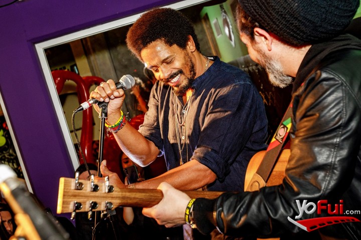 Rohan Marley cantando con Quique Neira