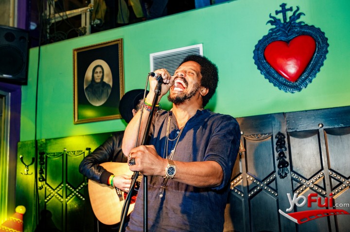Rohan Marley cantando con Quique Neira