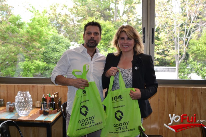Francisco Apey, Sandra Contreras