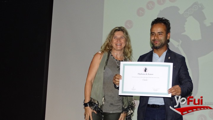 Andrea Jeftanovic, entrega premio a, Simón González, por obra teatral Chaika