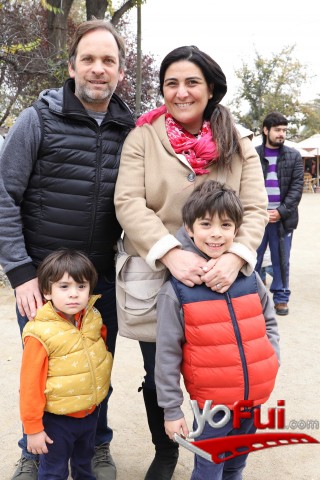 Sergio Covarrubias, Verónica Valenzuela, junto a Tito y Agustín en Los Dominicos