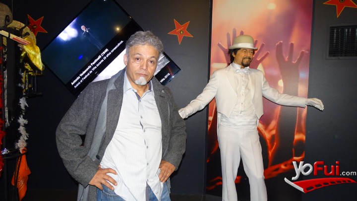 Rómulo Aramburú, uno de los escultores, junto a la figura en cera del Bombo Fica