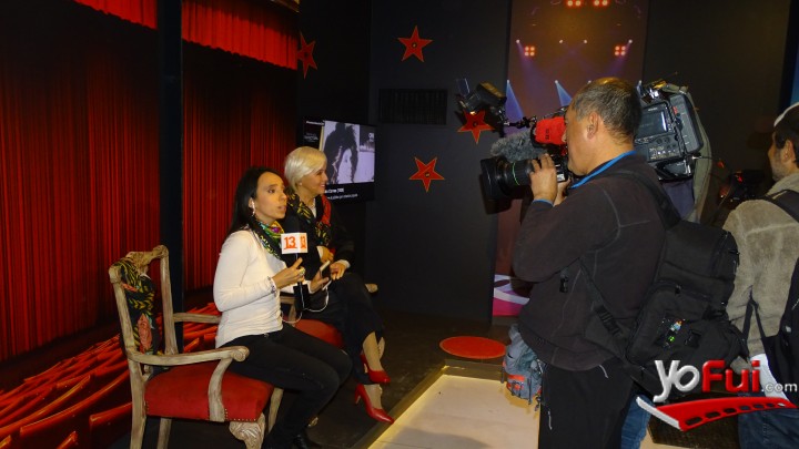 María Jesús Muñoz despachando en vivo para Canal 13 junto a la figura de Delfina Guzmán
