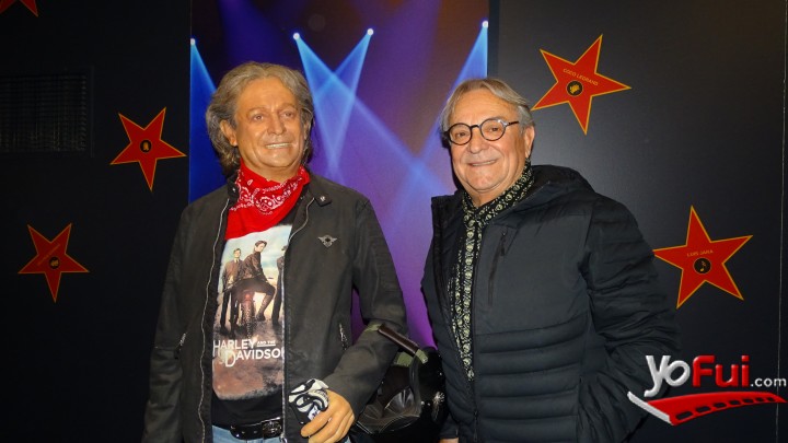 Coco Legrand junto a su figura