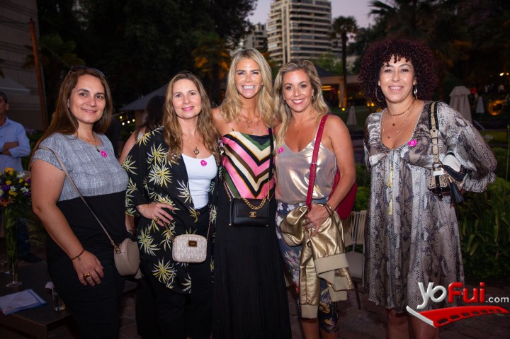 Evelyn Bravo, Carla Ochoa, Yuyuniz Navas, junto a amigas