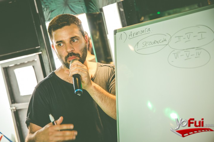 Andrés Abarzúa, anotando conceptos musicales