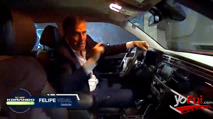 Felipe Vidal mostrando  las ventajas del interior del All New Korando