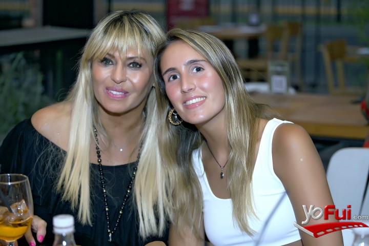 Claudia Cowell, Valentina Izurieta
