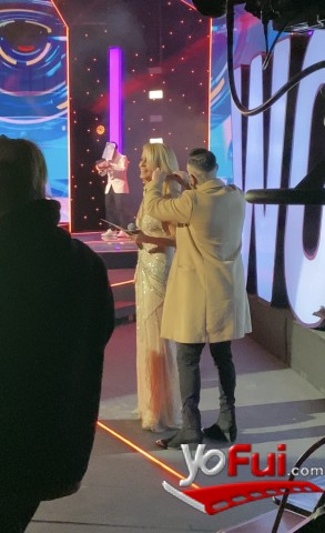 Fotografía en Giga Awards: Deslumbrante look de Cecilia Bolocco por Jean Bohus, Estudios de Canal 13