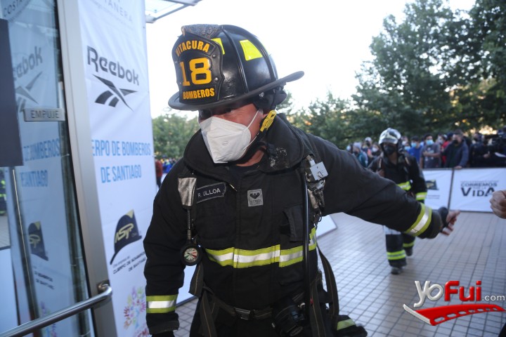 Bombero ingresando a Torre Costanera