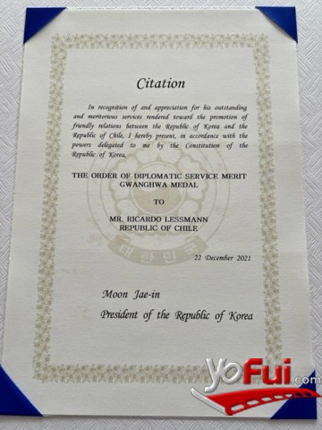 Foto de la carta condecoración firmada por el presidente de la República de Corea, Moon Jae-In