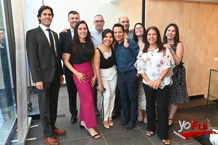 Ary Murekian Gerente de ventas United Chile, Diana Shomaly, Supervisora de la Oficina de boletos United, junto con el equipo de United Chile