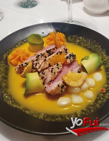 Atún sellado en costra de sésamo, leche de tigre en salsa de maracuyá