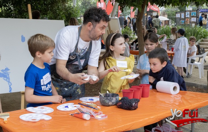 El artista Paulo Toledo junto a niños en el taller de acuarela