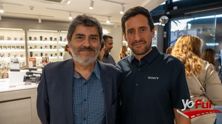 Rodrigo Banda, editor de la revista PubliMark, Javier Echegoyen, Store Manager de Sony