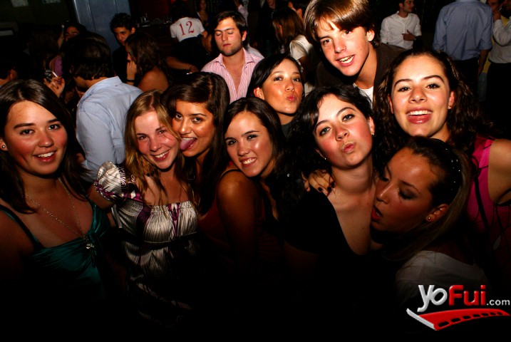 Gina Vázquez, Virginie Lazo, Cristina Oropeza, Valery Barbeito y sus amigos