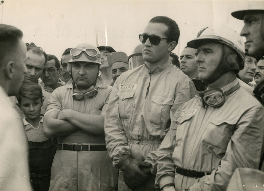 JUAN MANUEL FANGIO, JOSÉ GONZÁLEZ, UMBERTO MAGLIOLI E NINO FARINA  