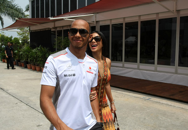 F1 | Tra promo Sky e musica, Lewis e Nicole parlano italiano