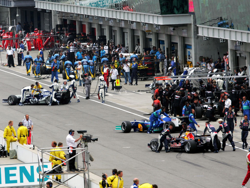 indianapolis_2005_pitlane_10241