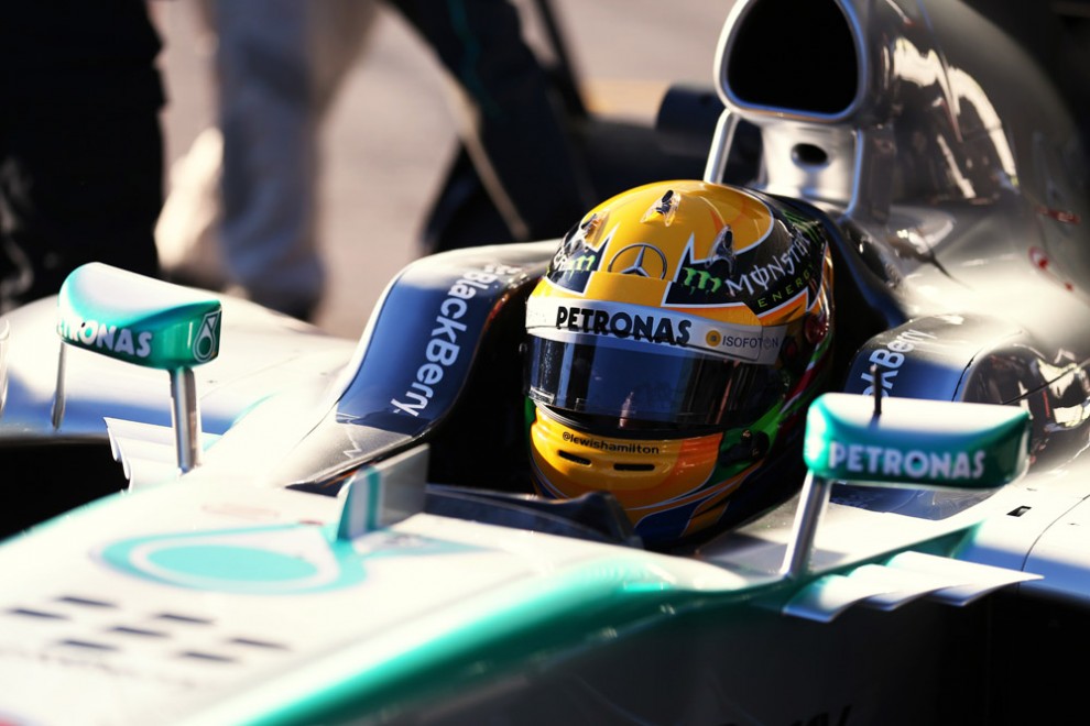 F1 | Hamilton debutto da incubo, Mercedes 29 giri in due giorni