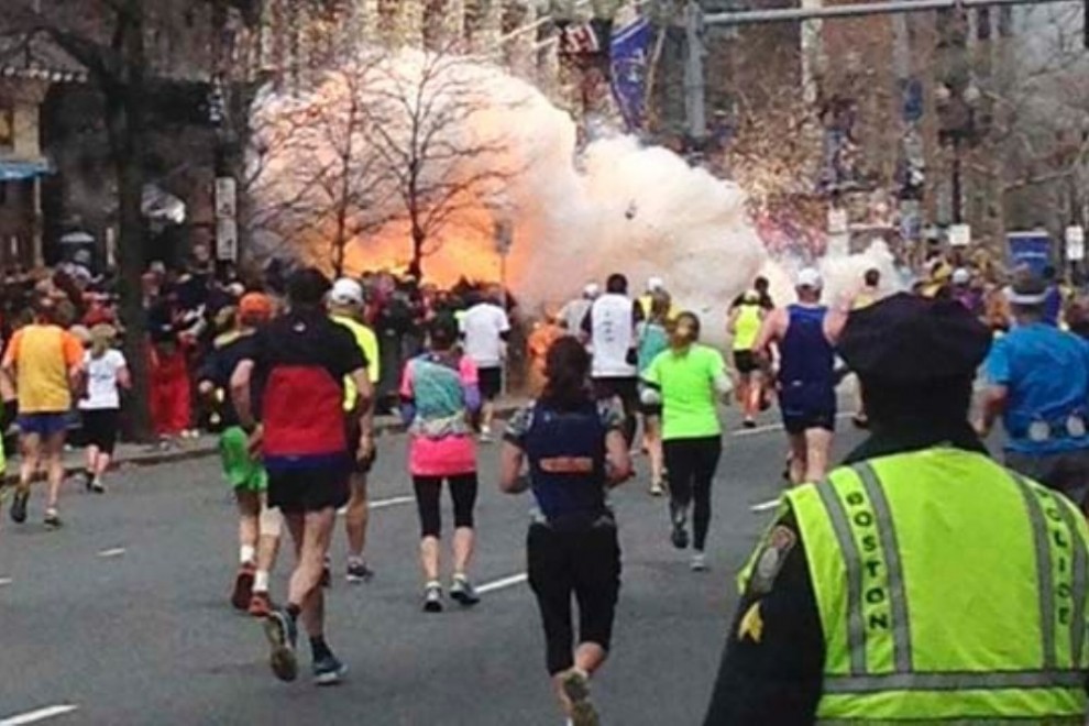 Un attentato alla maratona di Boston stravolge ancora l’America