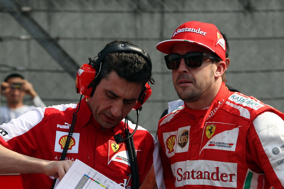 F1 | Alonso, l’espressione corrucciata di chi è determinato a dominare