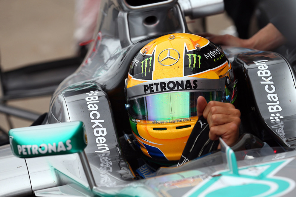 F1 | Hamilton “prova” a Silverstone la nuova A 45 AMG