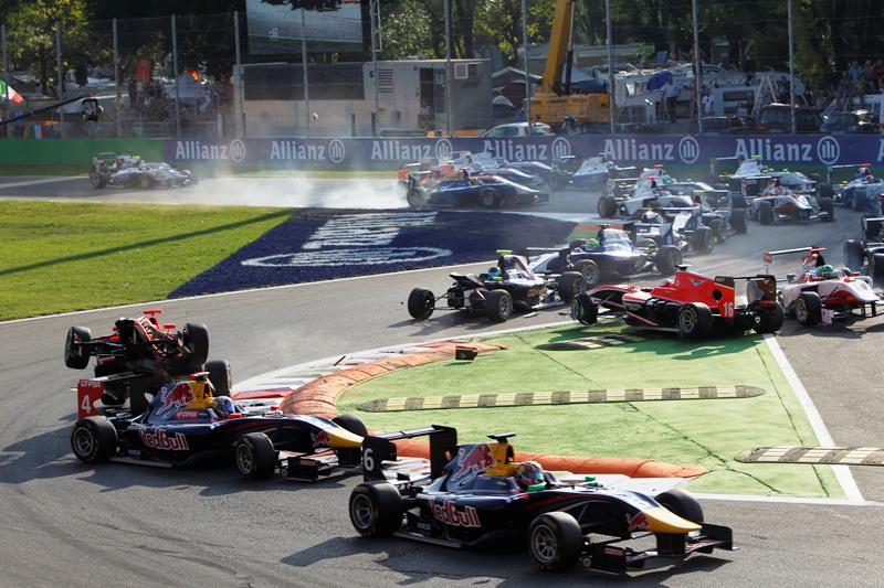 GP3 | Monza, Gara 1: Kvyat in solitaria, Regalia col brivido – update