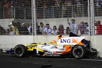 Race, crash, Nelson Piquet Jr (BRA), Renault F1 Team R28