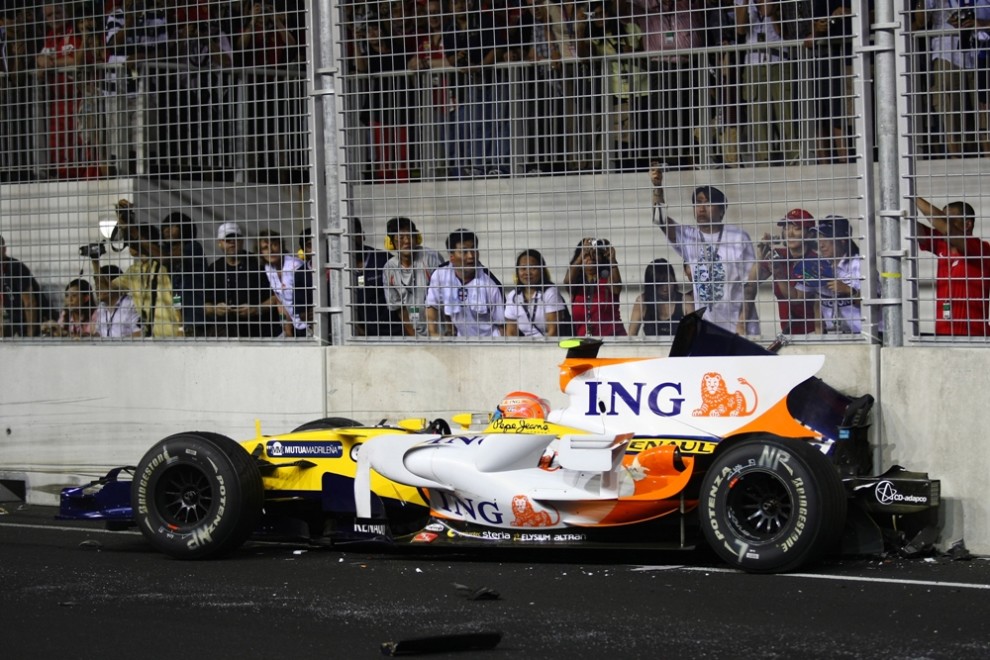 Race, crash, Nelson Piquet Jr (BRA), Renault F1 Team R28