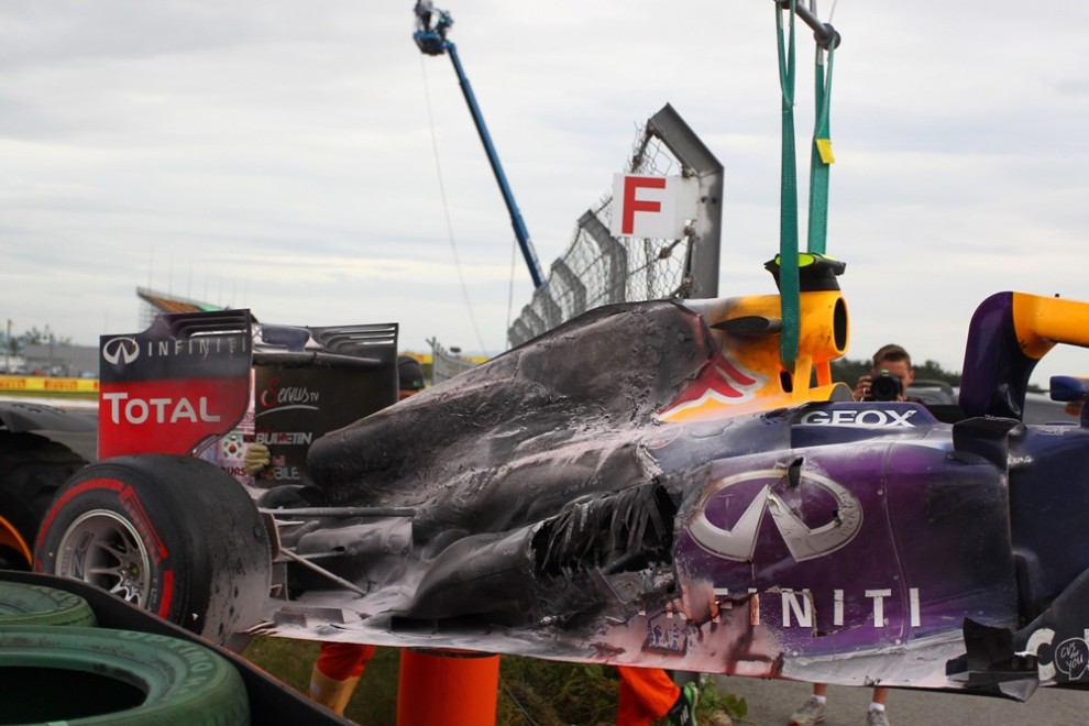 06.10.2013- Race, Mark Webber (AUS) Red Bull Racing RB9 Car afeter the accident