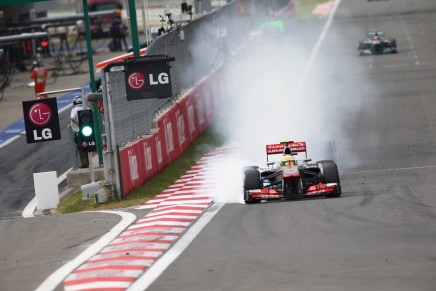 06.10.2013- Race, Sergio Perez (MEX) McLaren MP4-28 with tire Problem