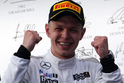 Debutto con bollicine per Magnussen.