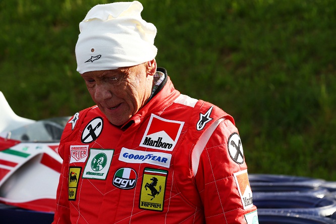 Niki Lauda seppellito con la tuta Ferrari