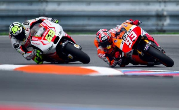 MotoGP | Marquez “abbatte” Iannone (dolorante), poi si scusa