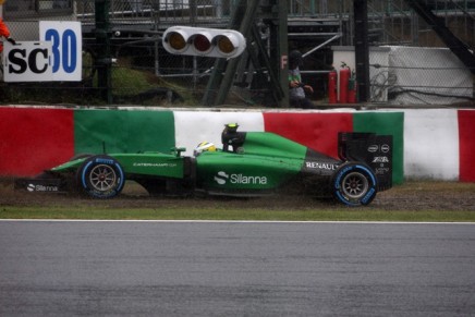 05.10.2014 - Race, Marcus Ericsson (SUE) Caterham F1 Team CT-04 off track