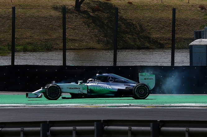 09.11.2014 - Race, Lewis Hamilton (GBR) Mercedes AMG F1 W05 off track