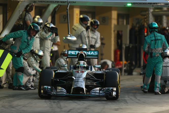 23.11.2014- Race, Pit stop, Lewis Hamilton (GBR) Mercedes AMG F1 W05