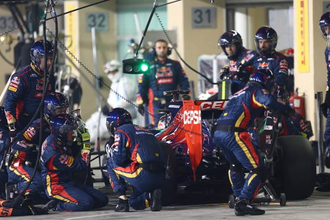 23.11.2014- Race, Pit stop, Jean-Eric Vergne (FRA) Scuderia Toro Rosso STR9