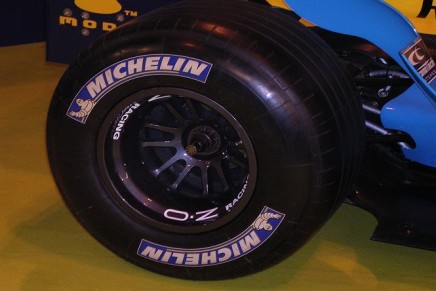 Renault_R25_Michelin