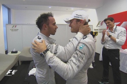 Rosberg si congratula con Hamilton. Lewis è campione del mondo, tra i due la pace è fatta (almeno fino a Melbourne 2015)