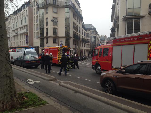 Sparatoria Charlie Hebdo: 12 morti. Si cercano i killer vicino Parigi