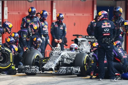 Daniel Ricciardo (AUS) Red Bull Racing RB11 practices a pit stop.20.02.2015.
