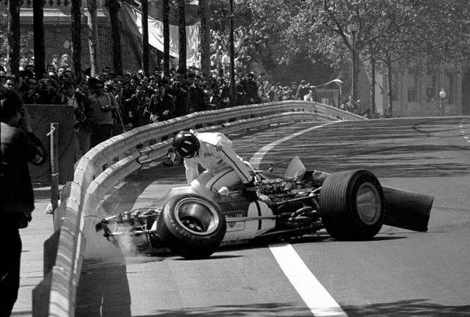 LOTUS 49 GP AFRIQUE DU SUD 1969 Réf 80749 Hill-incidente-GP-Spagna-1969-Montjuic