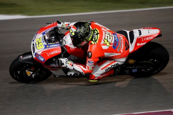 MotoGP | Test Qatar day 1: volano le Ducati, indietro Rossi, caduto