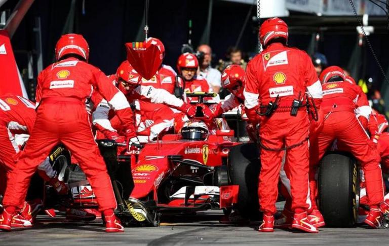 Kimi Raikkonen Ferrari Pit-stop GP Australia 2015