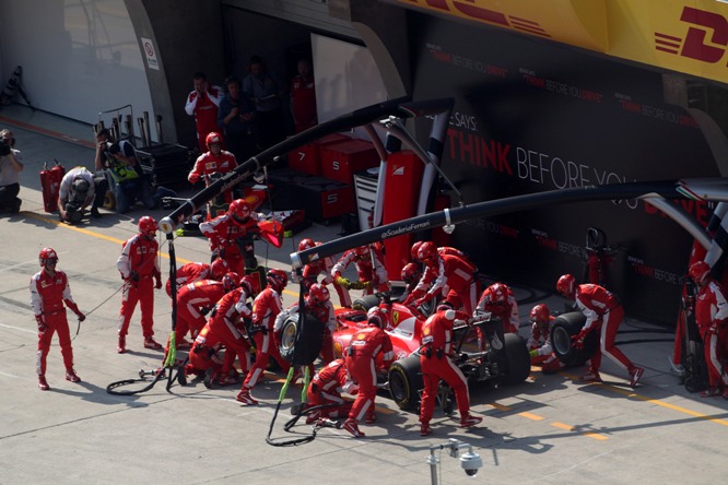 12.04.2015 - Race, Pit stop, Sebastian Vettel (GER) Scuderia Ferrari SF15-T