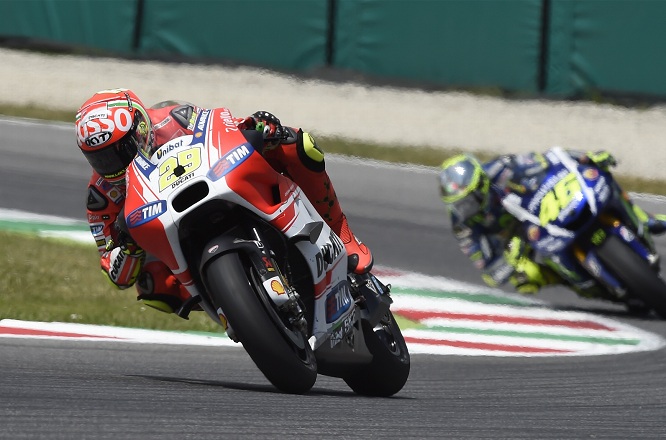 Iannone Rossi Mugello 2015