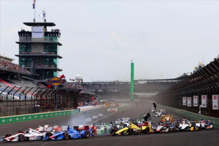 Indycar2015_IndianapolisRC_start